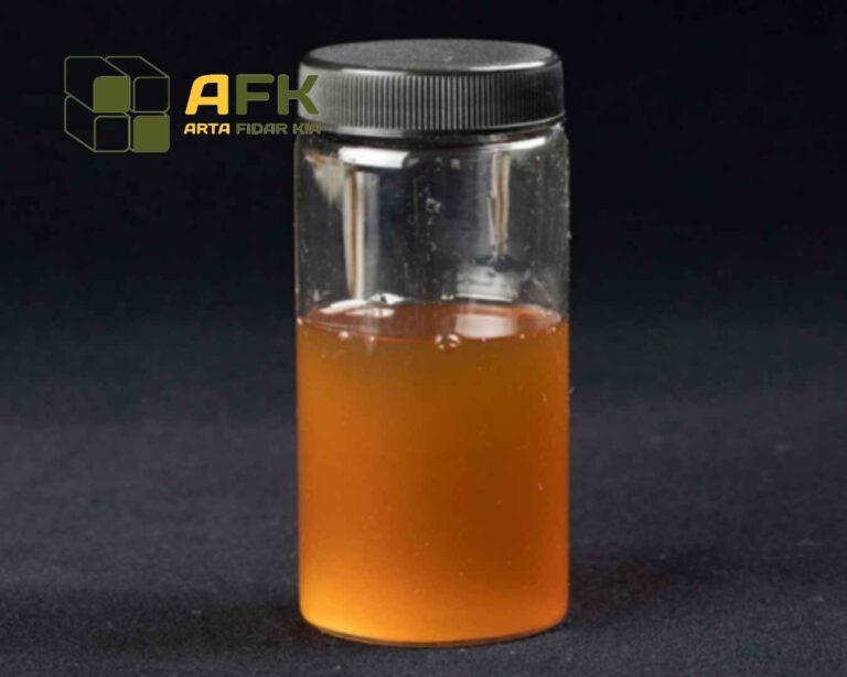 استم 90 (ACETEM 90) یک امولسیفایر است که از استیله کردن منو و دی‌گلیسریدها به دست می‌آید و به دلیل توانایی در ایجاد پایداری و ترکیب چربی‌ها و آب در محصولات غذایی، کاربرد گسترده‌ای دارد. این امولسیفایر به‌ویژه در تولید محصولات نانوایی، دسرهای یخ‌زده و ترکیبات چرب استفاده می‌شود و به بهبود بافت و ماندگاری محصول کمک می‌کند.