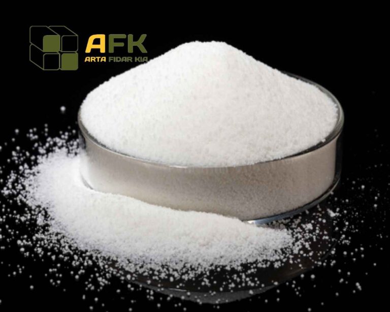 استرهای پلی‌گلیسرول اسیدهای چرب (PGE)، که به اختصار PGE نامیده می‌شود، یک امولسیفایر قدرتمند و پایدار است که از ترکیب اسیدهای چرب و پلی‌گلیسرول‌ها تولید می‌شود. این ماده به دلیل توانایی بالای خود در ترکیب چربی و آب و ایجاد پایداری در محصولات غذایی، به‌ویژه در صنایع نانوایی، لبنی و دسرهای یخ‌زده کاربرد دارد. PGE به بهبود بافت، حجم، و کیفیت نهایی محصول کمک می‌کند و می‌تواند در دماهای بالا نیز پایداری خود را حفظ کند.