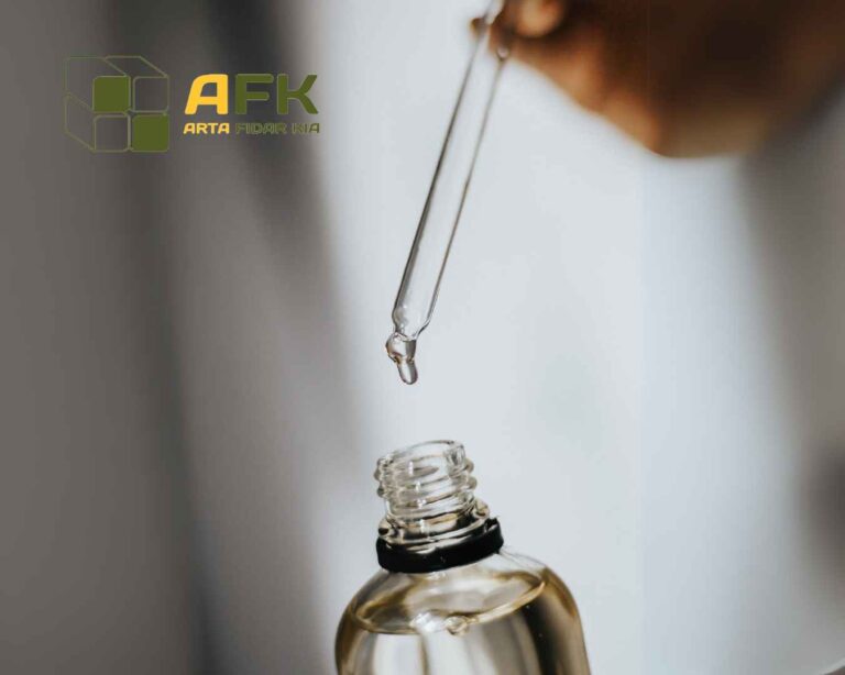 اسانس‌های طعم‌دهنده مواد معطر و طعم‌دهنده غلیظی هستند که از منابع طبیعی (مانند گیاهان، میوه‌ها، و ادویه‌ها) یا از طریق ترکیبات مصنوعی تهیه می‌شوند. این اسانس‌ها به‌طور گسترده در صنایع غذایی، نوشیدنی، آرایشی و دارویی برای ایجاد طعم و عطر مطلوب در محصولات به‌کار می‌روند. اسانس‌ها در فرمولاسیون محصولاتی چون آب‌نبات، بستنی، کیک، شیرینی، نوشیدنی‌ها، و محصولات مراقبت شخصی کاربرد دارند.